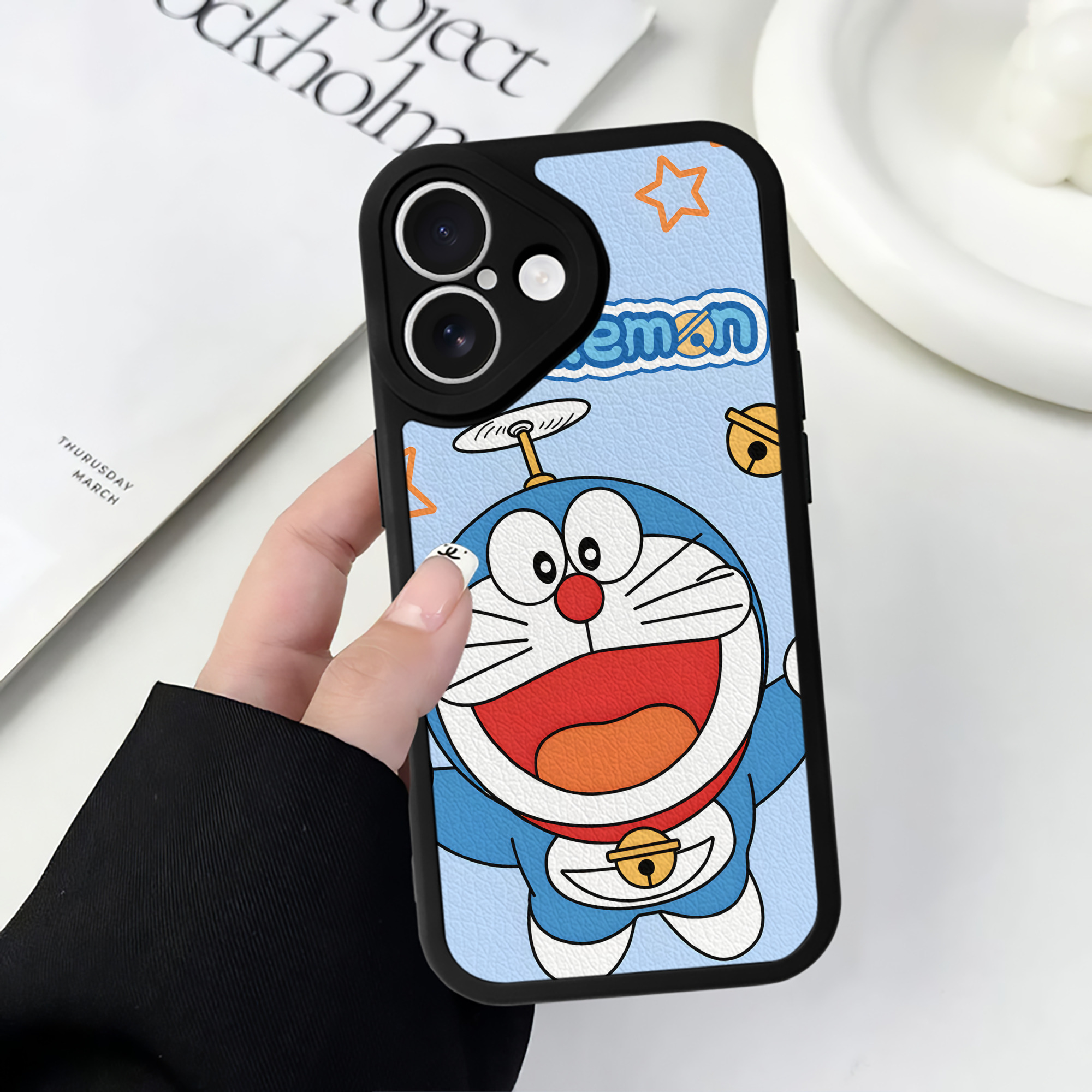 （画像用） ドラえもん Doraemon 【iPhone 16シリーズ対応】シリコンスマホケース（レザー調） 材質：シリコン